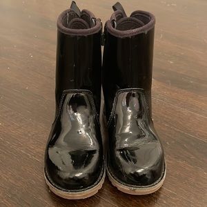 UGG Sz 11 girls patent black boot EUC
